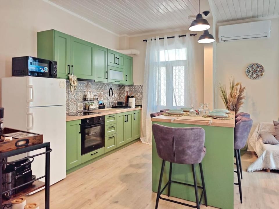 TV and multimedia, Kitchen or kitchenette, Living room, Seating area, Dining area, minibar, oven, stove, toaster