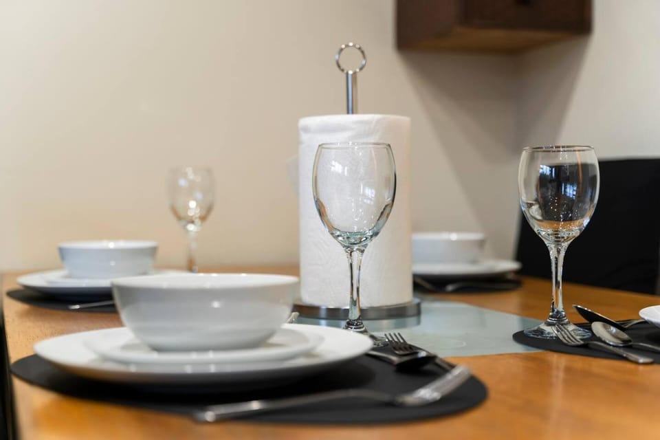 The Knight by Francha Stays - Sleeps 8 House in Dartford