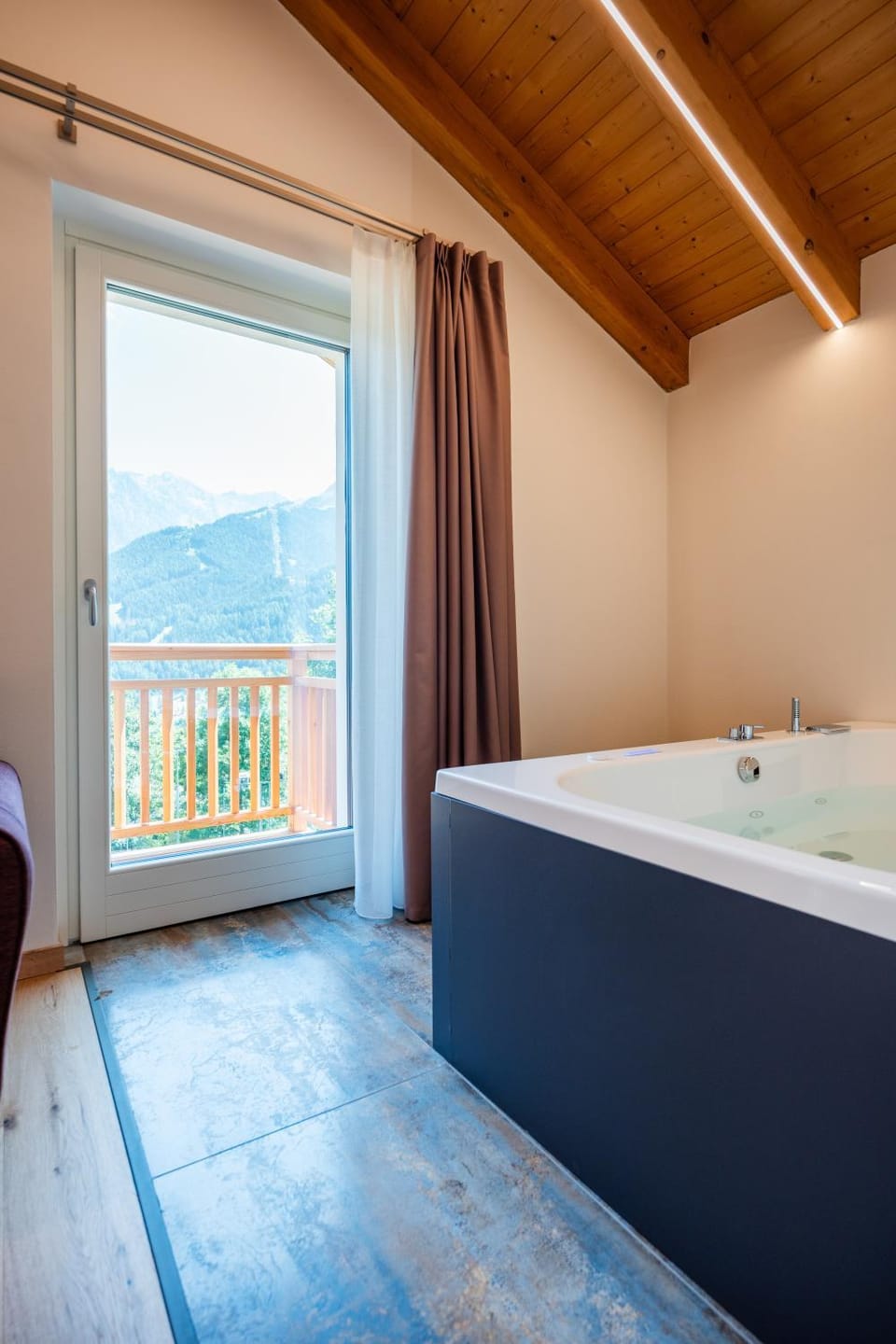 Hot Tub, Mountain view