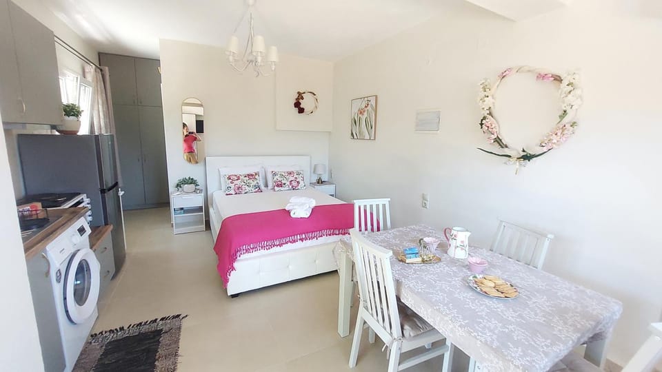 Bed, Dining area