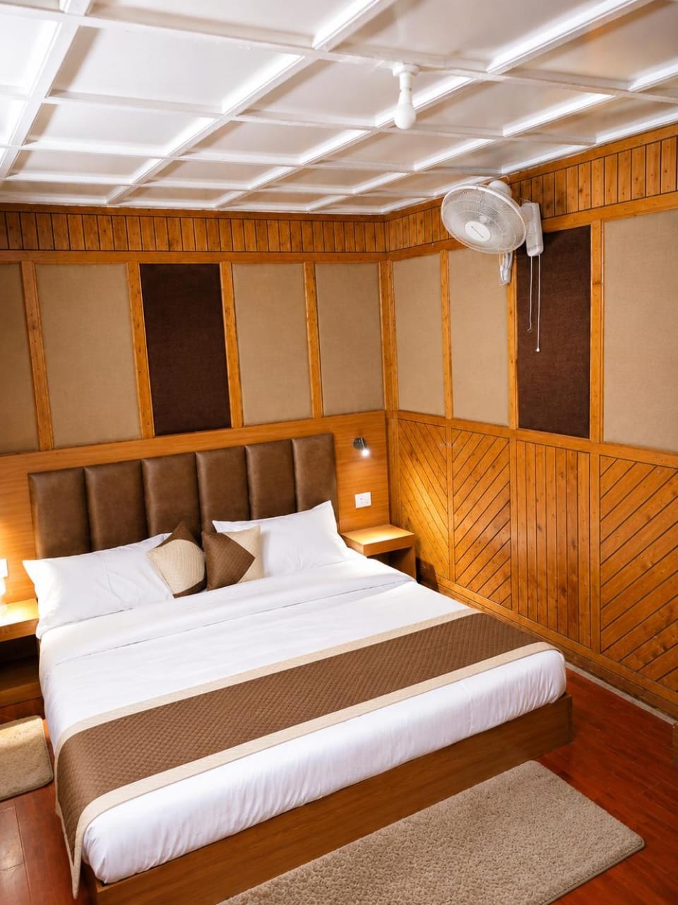 The Coronation Grand - Premium Hill Retreat Near Mall Road & Naini Lake Nainital, with Family Rooms, Modern Comfort, WiFi & Parking Hotel in Uttarakhand