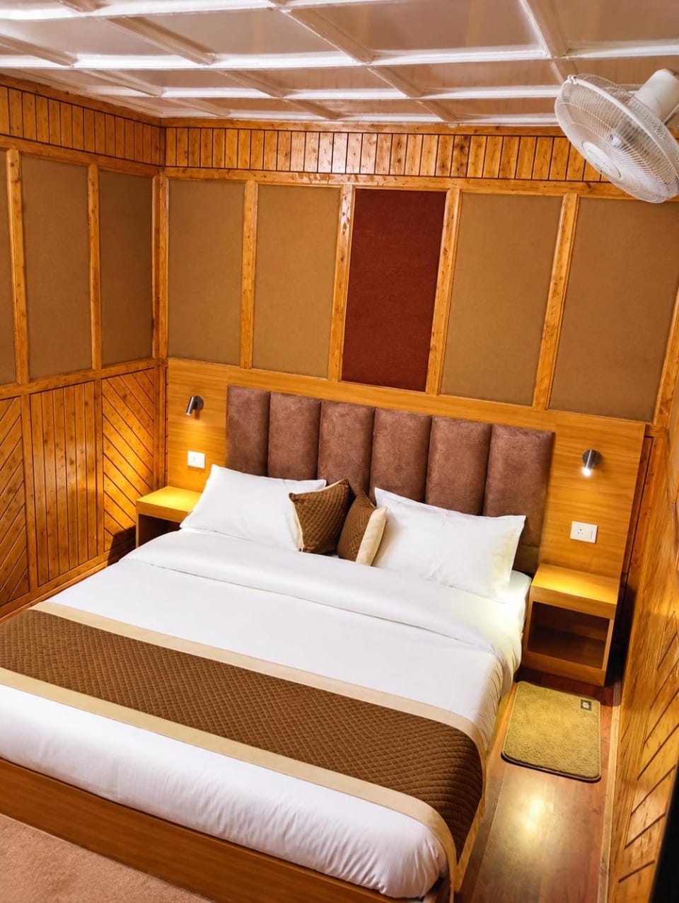 The Coronation Grand - Premium Hill Retreat Near Mall Road & Naini Lake Nainital, with Family Rooms, Modern Comfort, WiFi & Parking Hotel in Uttarakhand