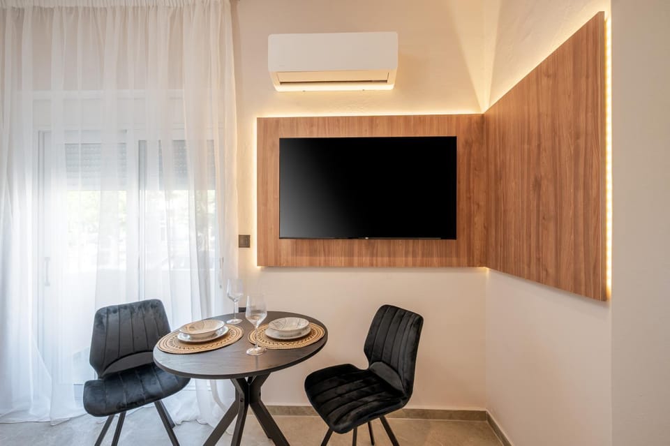 TV and multimedia, Living room, Seating area, Dining area