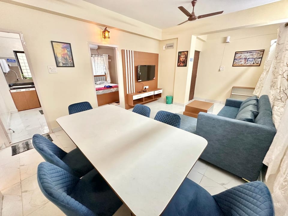 TV and multimedia, Living room, Seating area, Dining area
