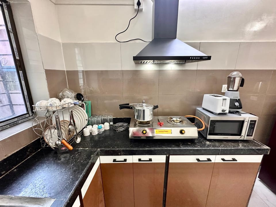Coffee/tea facilities, Kitchen or kitchenette, stove, toaster