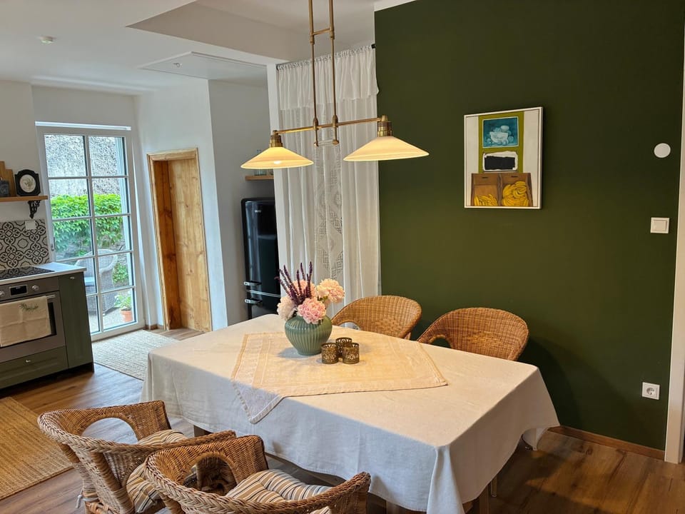 Kitchen or kitchenette, Seating area, Dining area