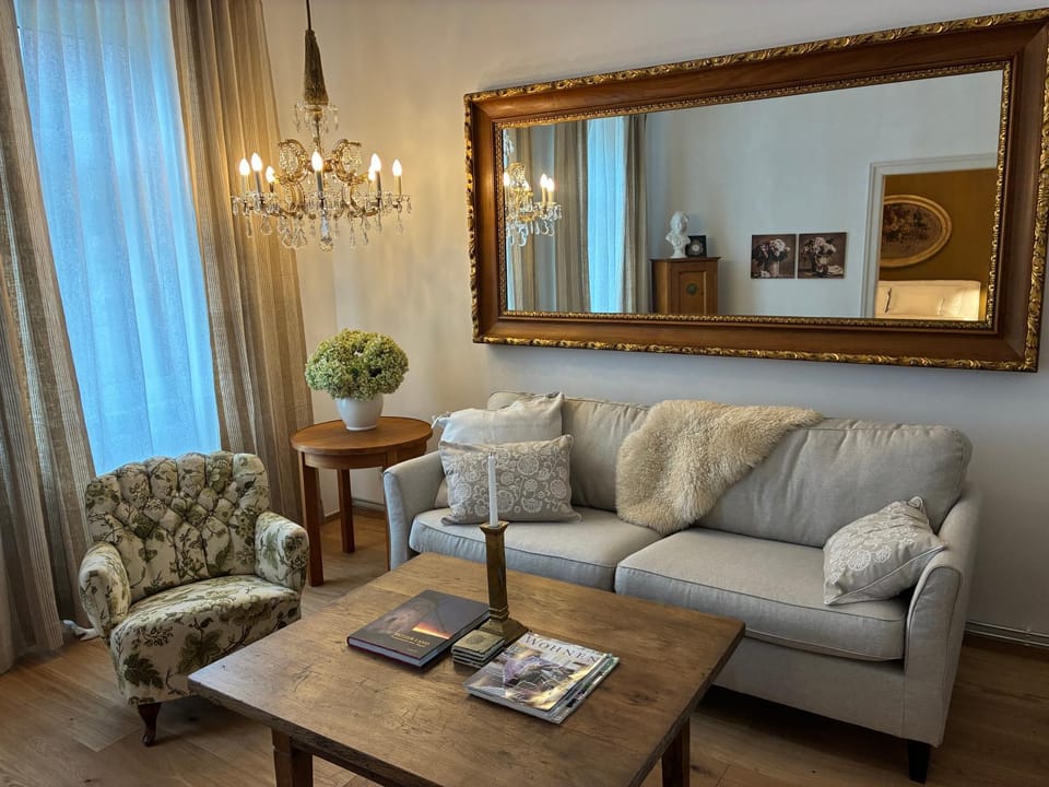 Living room, Seating area