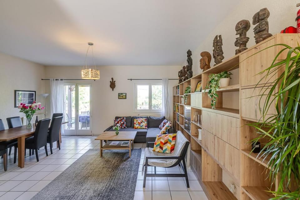 Communal lounge/ TV room, TV and multimedia, Living room, Seating area, Dining area