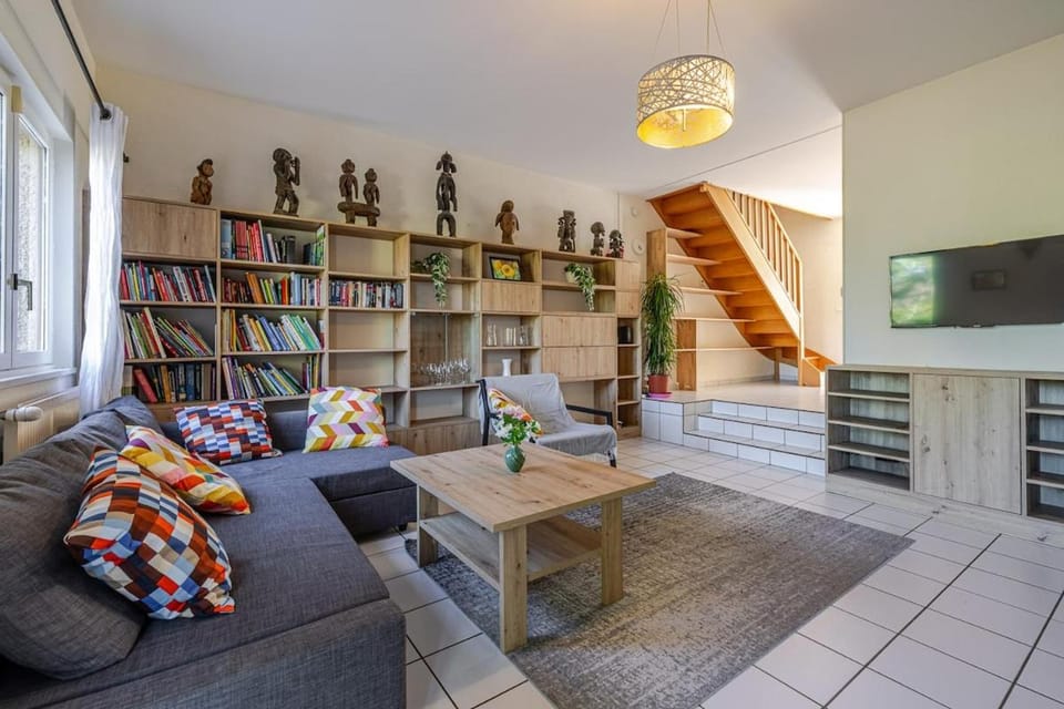 Communal lounge/ TV room, Library, TV and multimedia, Living room, Seating area