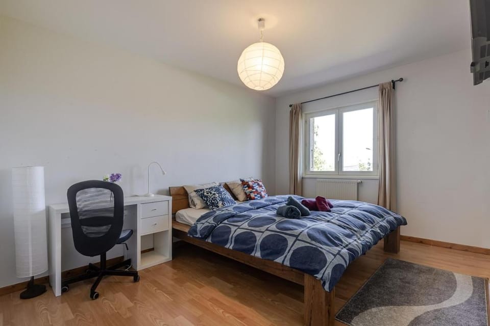 Bed, TV and multimedia, Bedroom, Mountain view, Mountain view, wardrobe
