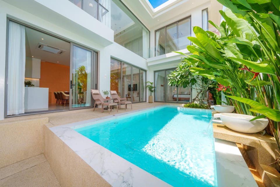 Property building, Patio, Day, Pool view, Swimming pool, Swimming pool, sunbed