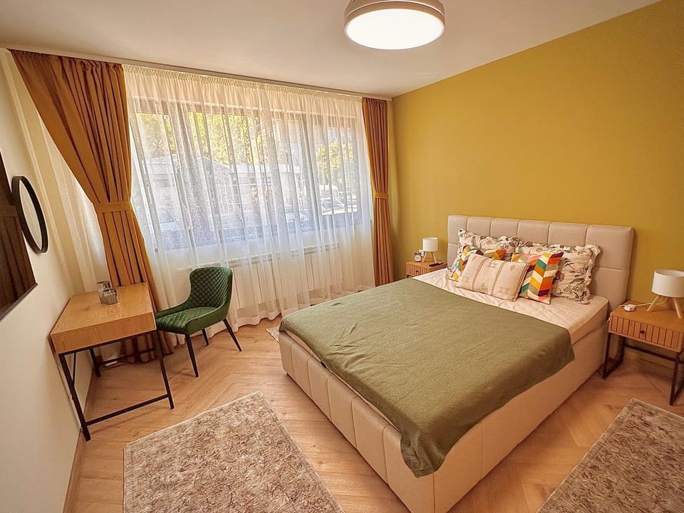 Bed, TV and multimedia, Bedroom