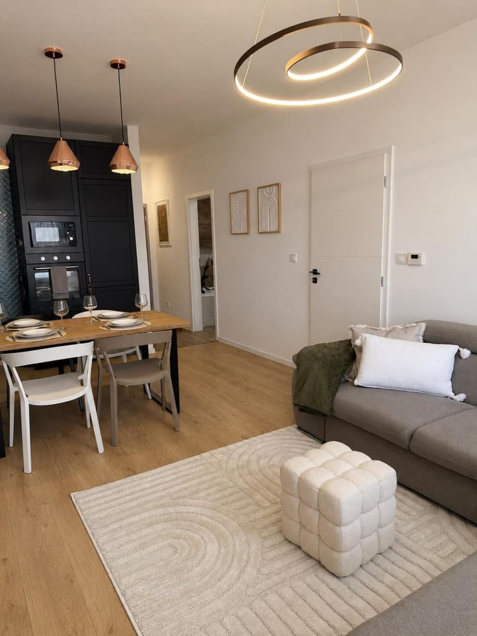 Bed, Living room, Photo of the whole room, Seating area, Dining area, Bedroom