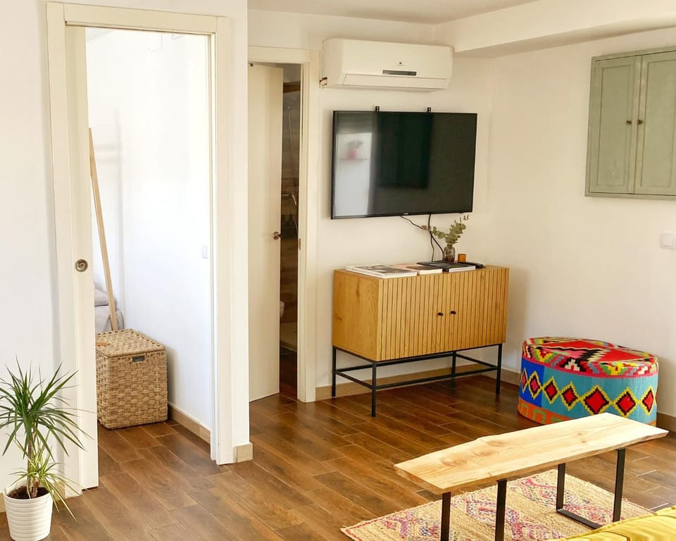 Communal lounge/ TV room, TV and multimedia, Kitchen or kitchenette, Living room, Seating area, Dining area, Evening entertainment, air conditioner