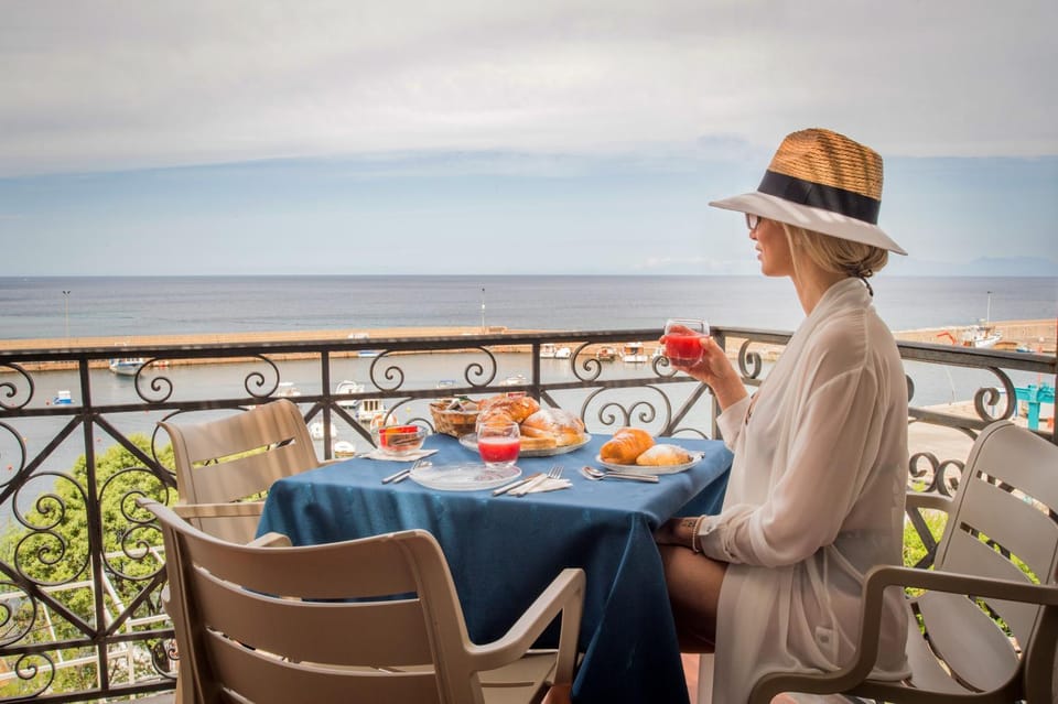 People, Balcony/Terrace, Sea view