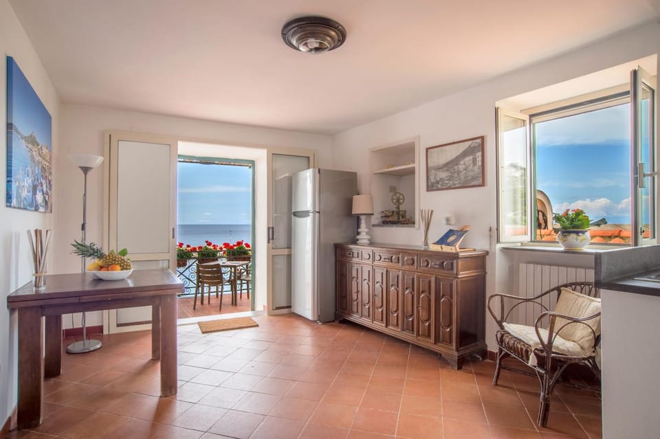 Kitchen or kitchenette, Dining area, Communal kitchen, Sea view