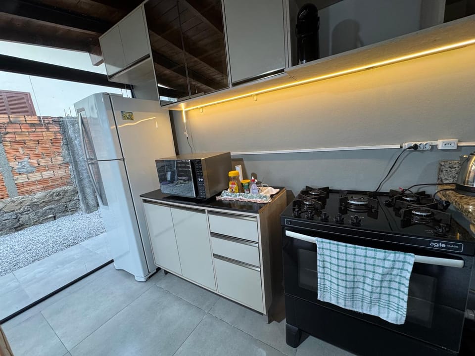Kitchen or kitchenette, minibar, stove