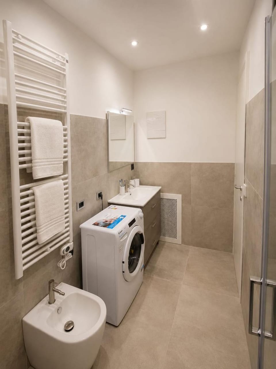 Bathroom, towels, washing machine