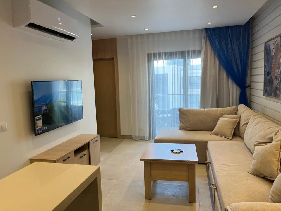 TV and multimedia, Living room, Seating area, Evening entertainment, air conditioner