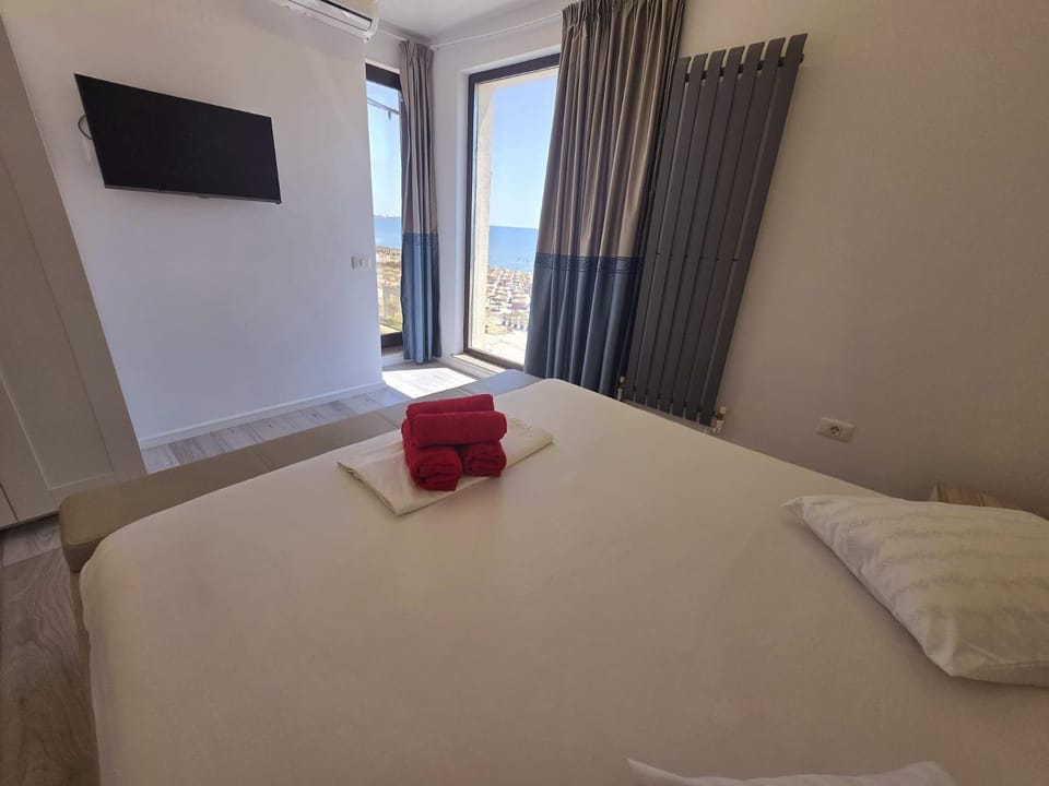 Luxury Front SeaView 3 Room Alezzi - Beach Pool & Spa Resort Apartment in Constanța County