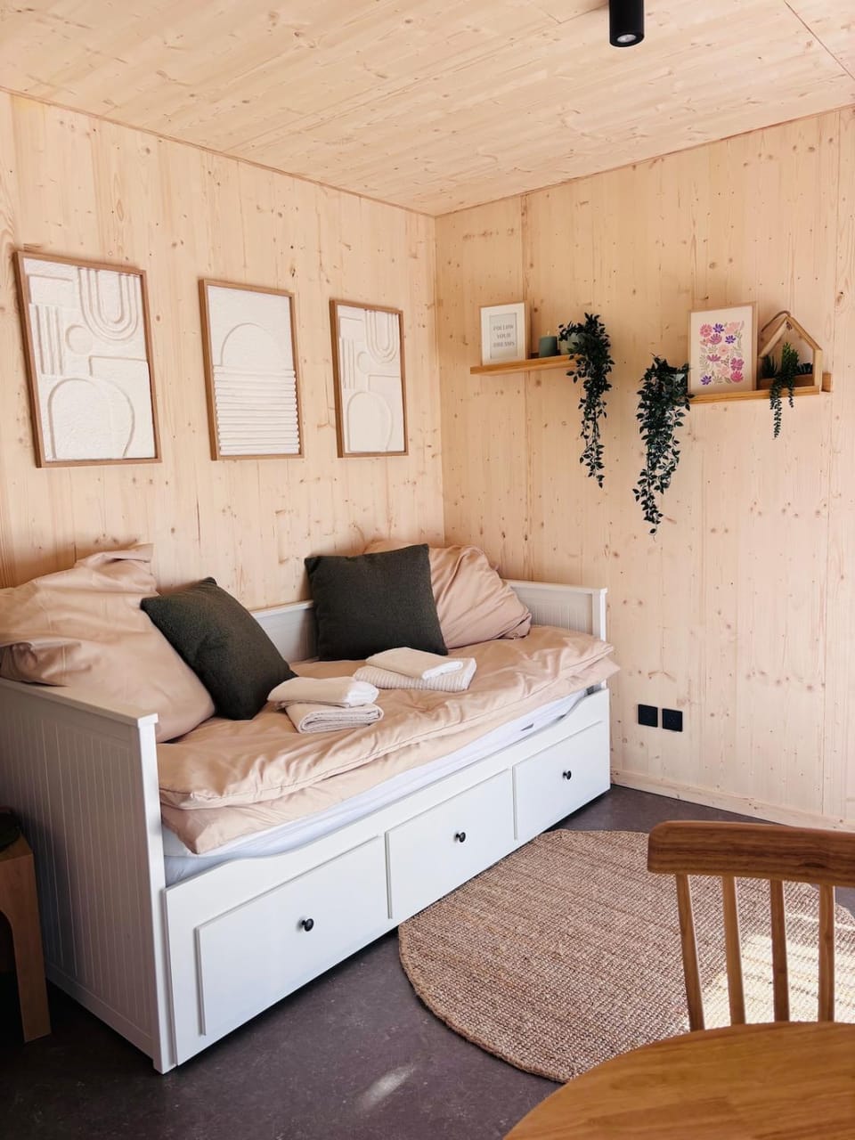 Les Deux M Tiny House with Private Garden Apartment in Sorgues