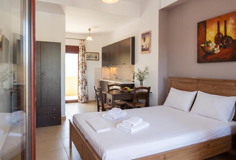 Bed, TV and multimedia, Living room, Photo of the whole room, Seating area, Dining area, towels, wardrobe, air conditioner