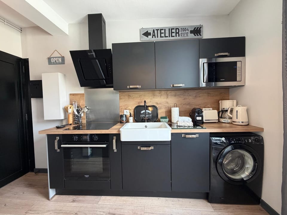 Coffee/tea facilities, Kitchen or kitchenette, dishwasher, oven, pet friendly, stove, toaster, washing machine, dryer