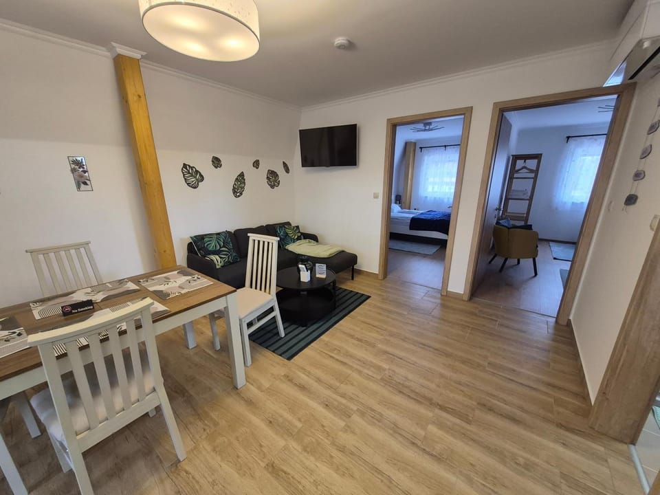 TV and multimedia, Living room, Dining area