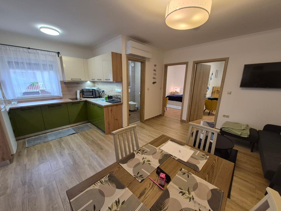 TV and multimedia, Kitchen or kitchenette, Living room, Dining area, oven, stove