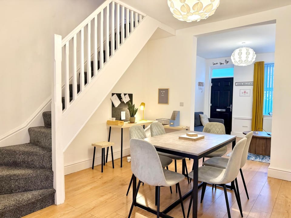 Beautiful 3 Bed House in Altrincham with Free Parking House in England