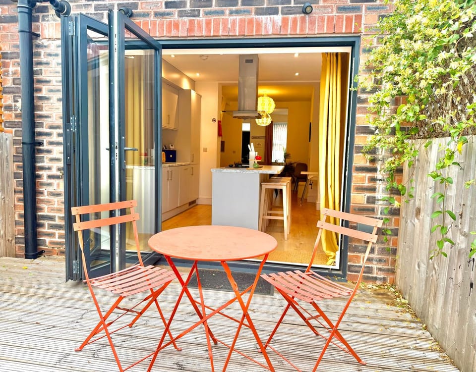 Beautiful 3 Bed House in Altrincham with Free Parking House in England