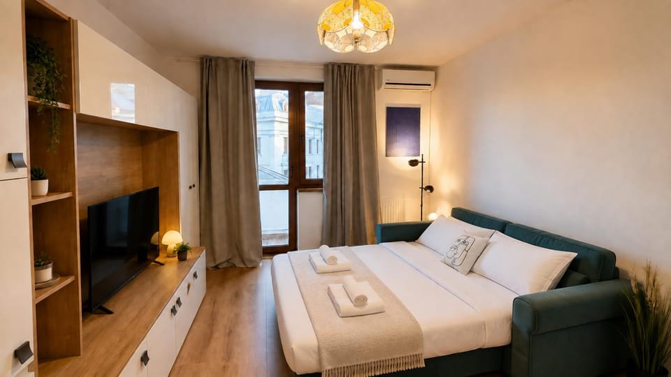 Bed, TV and multimedia, Living room, towels, air conditioner