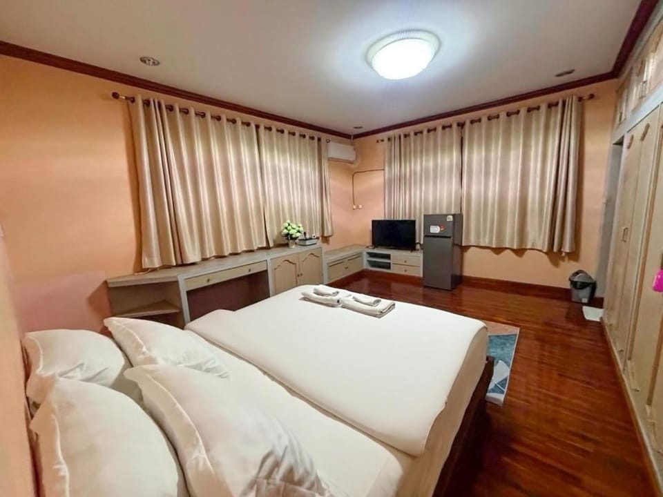 Bed, TV and multimedia, Bedroom, towels