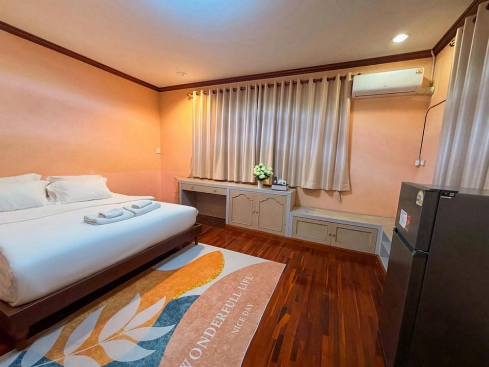 Bed, TV and multimedia, Bedroom, wardrobe, air conditioner