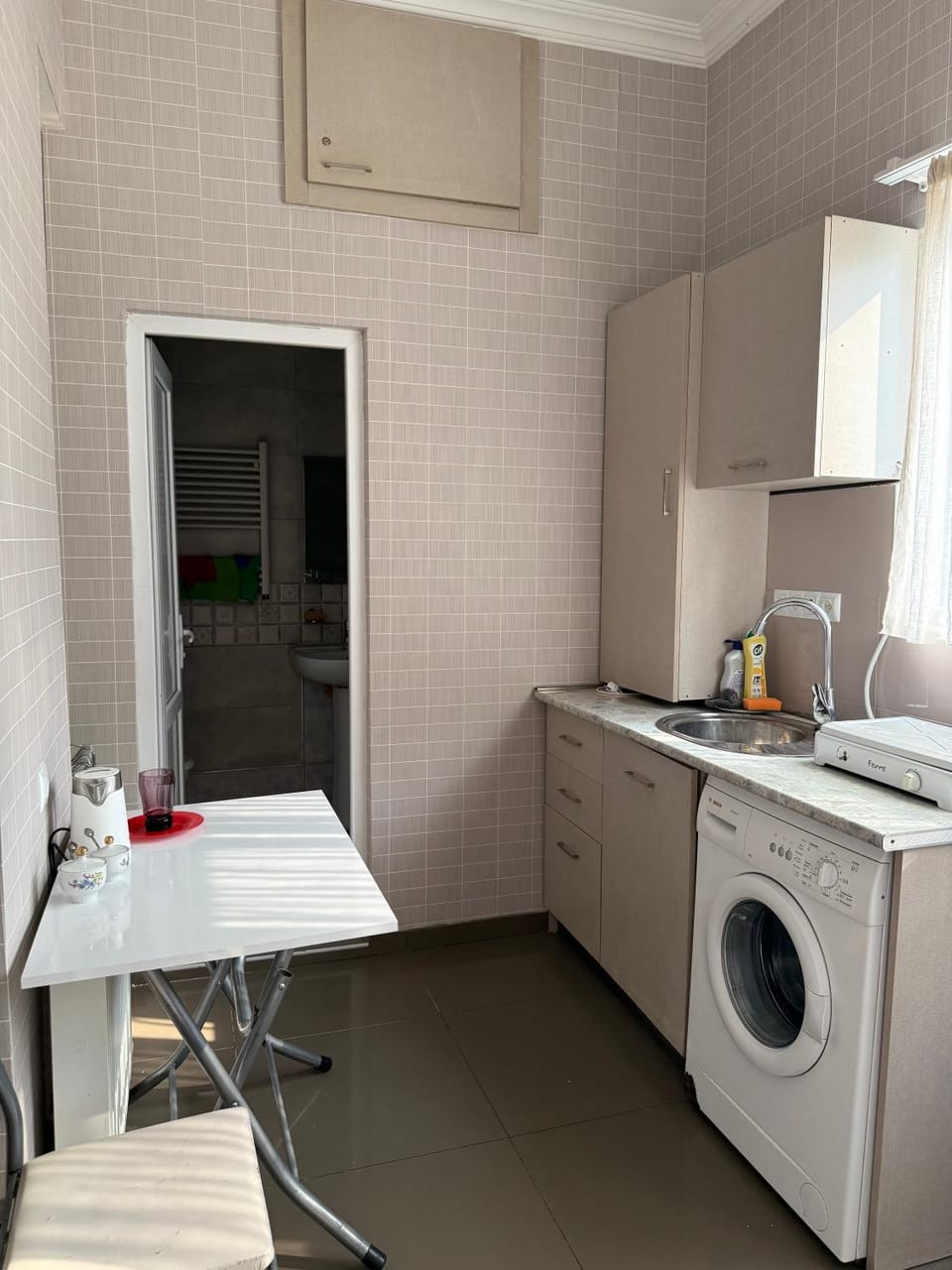 Kitchen or kitchenette, Dining area, washing machine