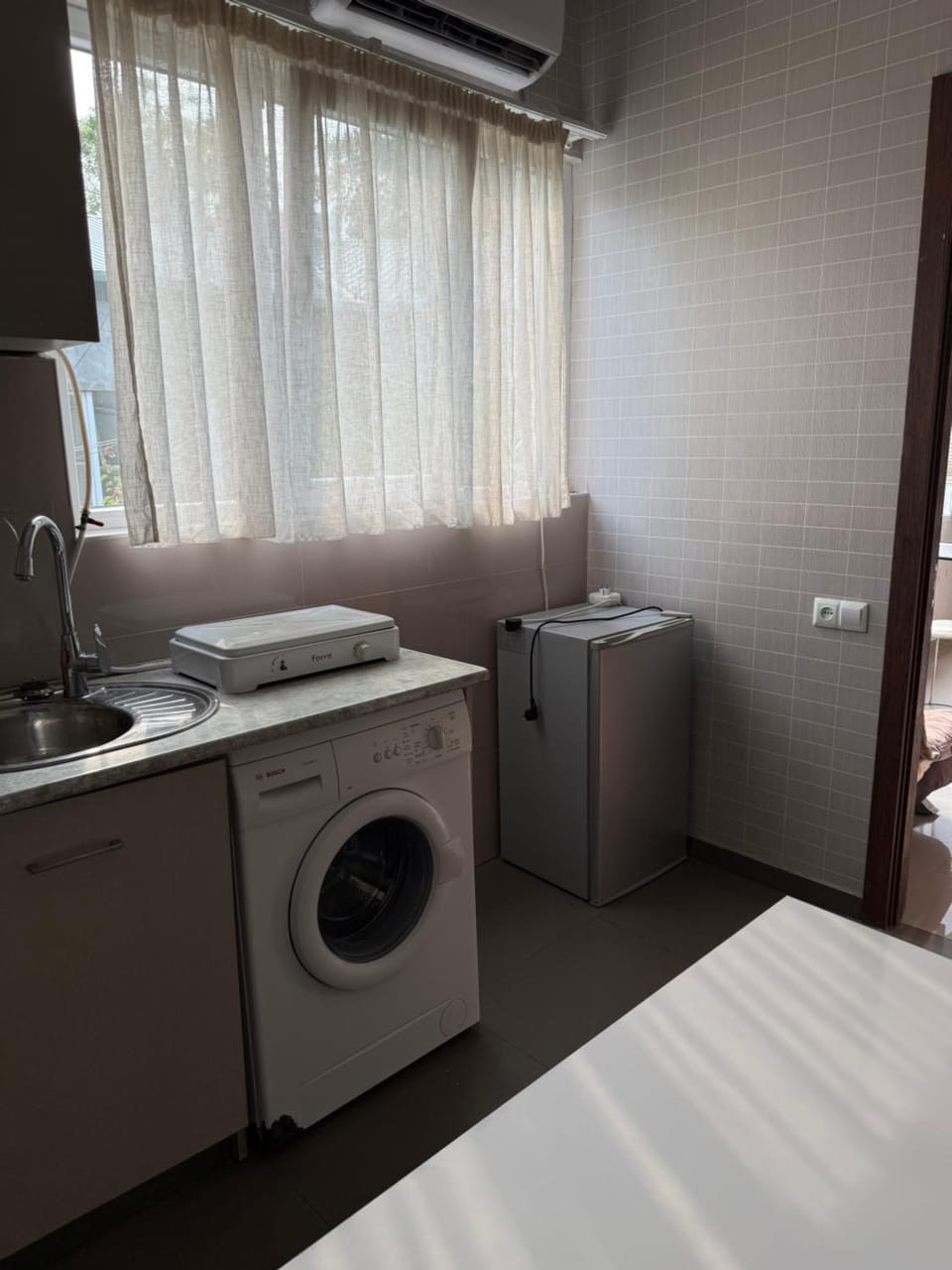 Photo of the whole room, washing machine, air conditioner