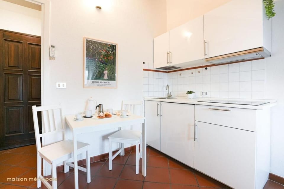 Kitchen or kitchenette, Dining area, stove