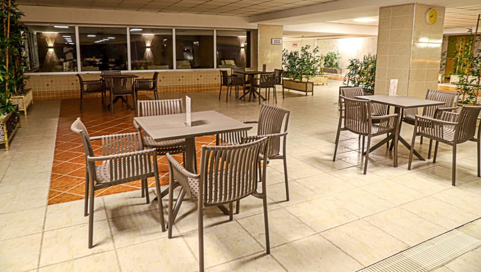 Restaurant/places to eat, Seating area