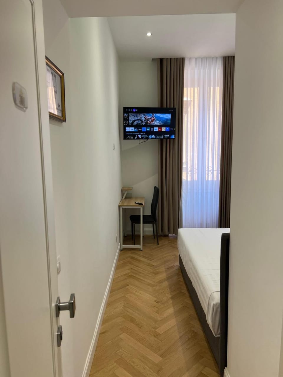 Bed, TV and multimedia, Photo of the whole room, Bedroom