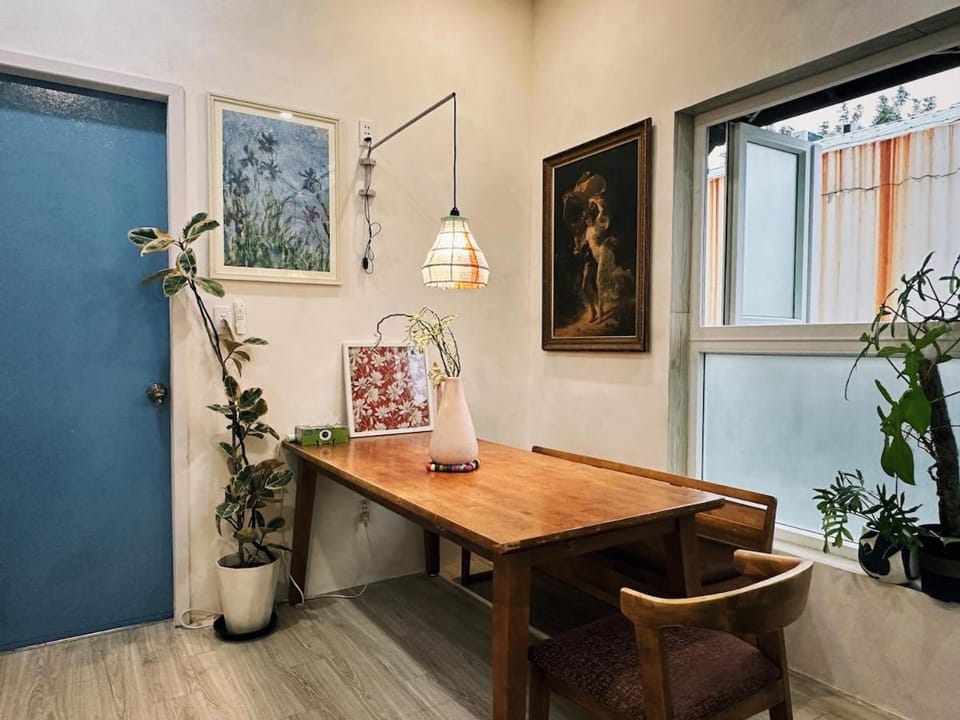 Living room, Decorative detail, Seating area, Dining area