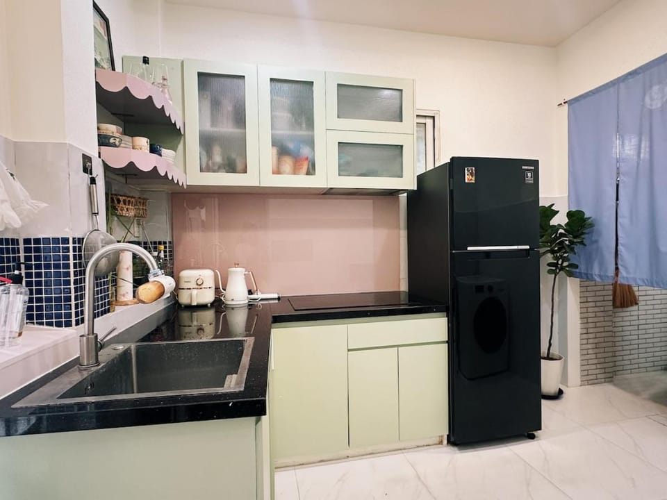 Coffee/tea facilities, Kitchen or kitchenette, stove
