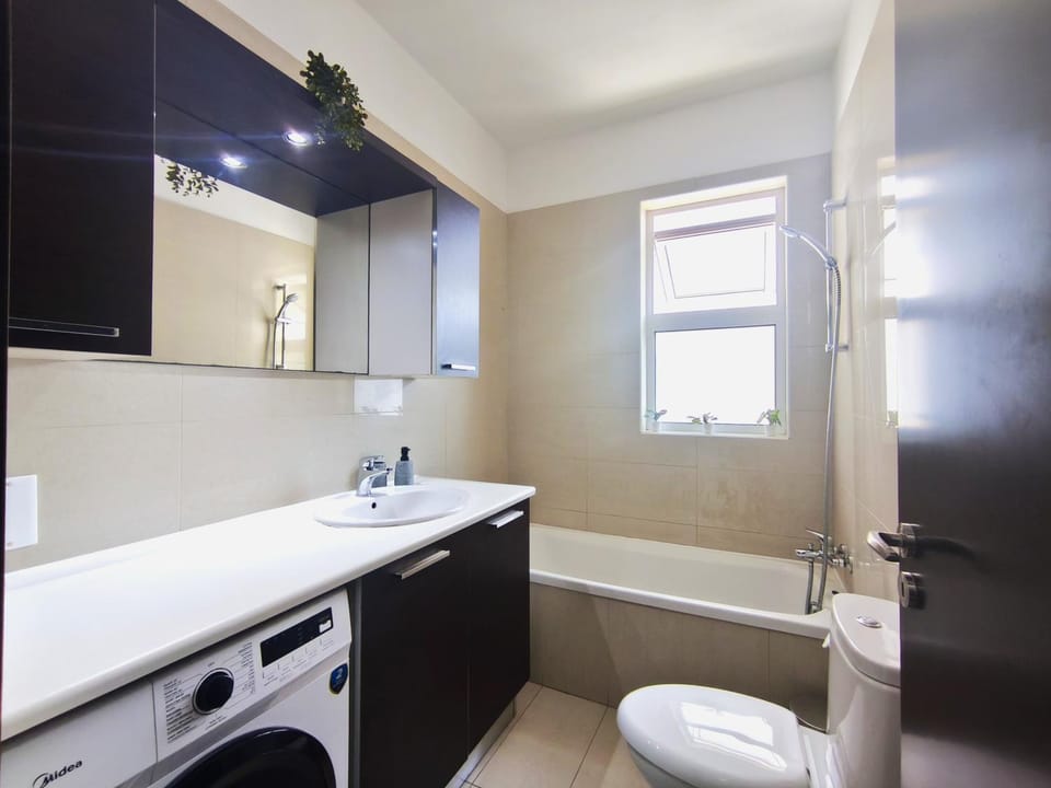 Shower, Toilet, Bathroom, Bath, towels, washing machine