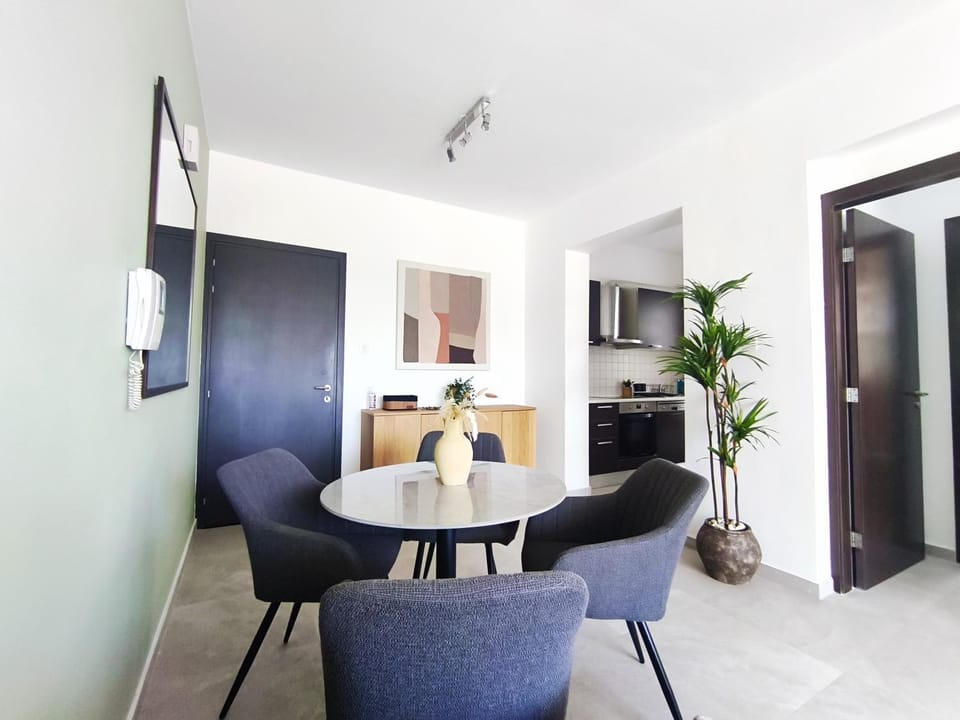 Kitchen or kitchenette, Seating area, Dining area