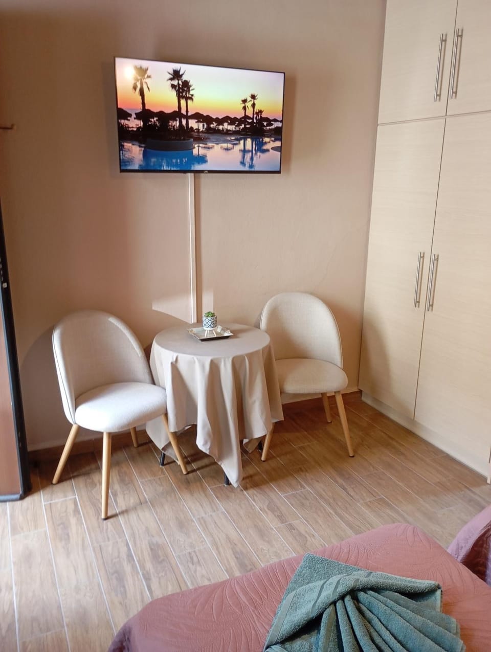 TV and multimedia, Seating area, Dining area