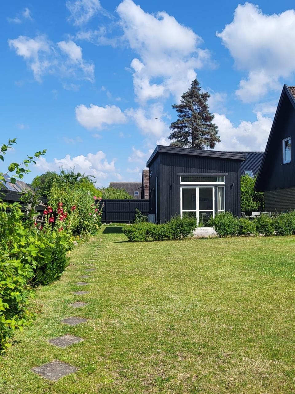Cozy tiny house with private patio, Malmö House in Malmo