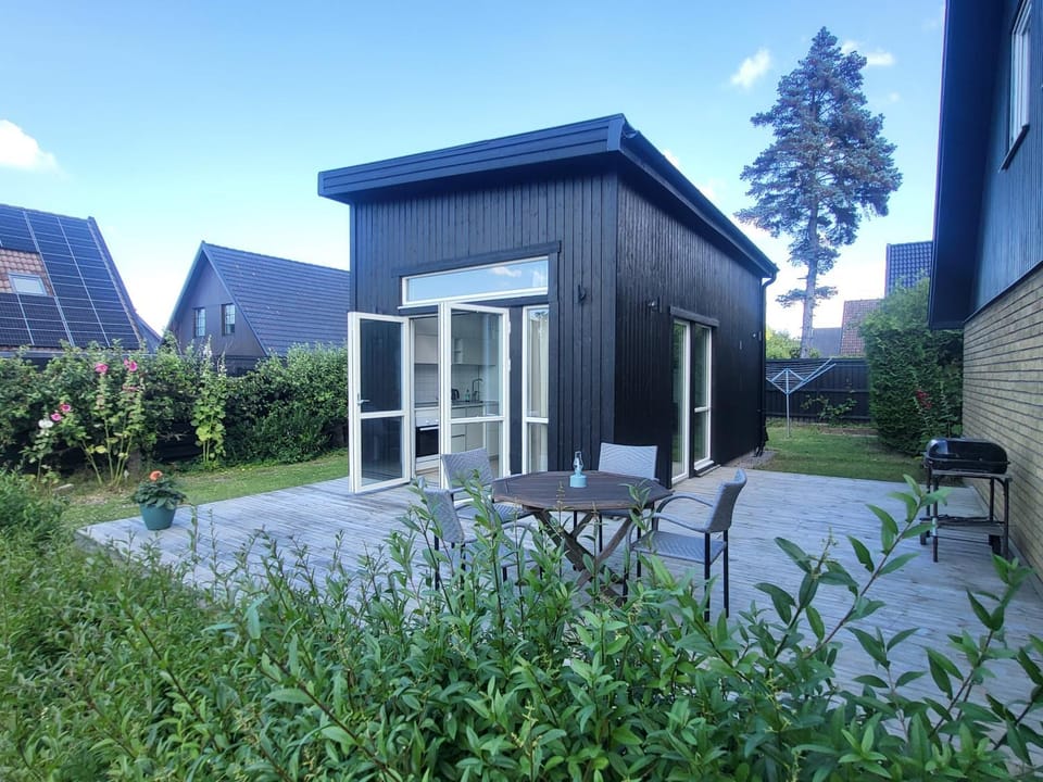 Cozy tiny house with private patio, Malmö House in Malmo