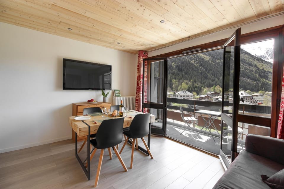 TV and multimedia, Seating area, Dining area