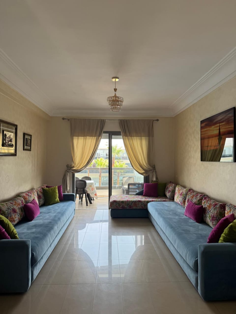 Bed, TV and multimedia, Living room, Photo of the whole room, Seating area