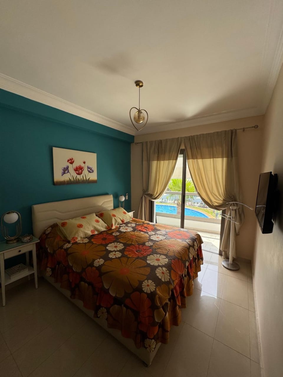 Bed, TV and multimedia, Photo of the whole room, Bedroom