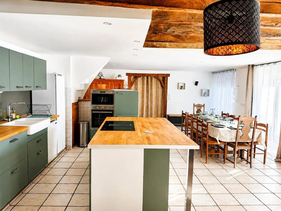 Kitchen or kitchenette, dishwasher, oven, pet friendly, stove